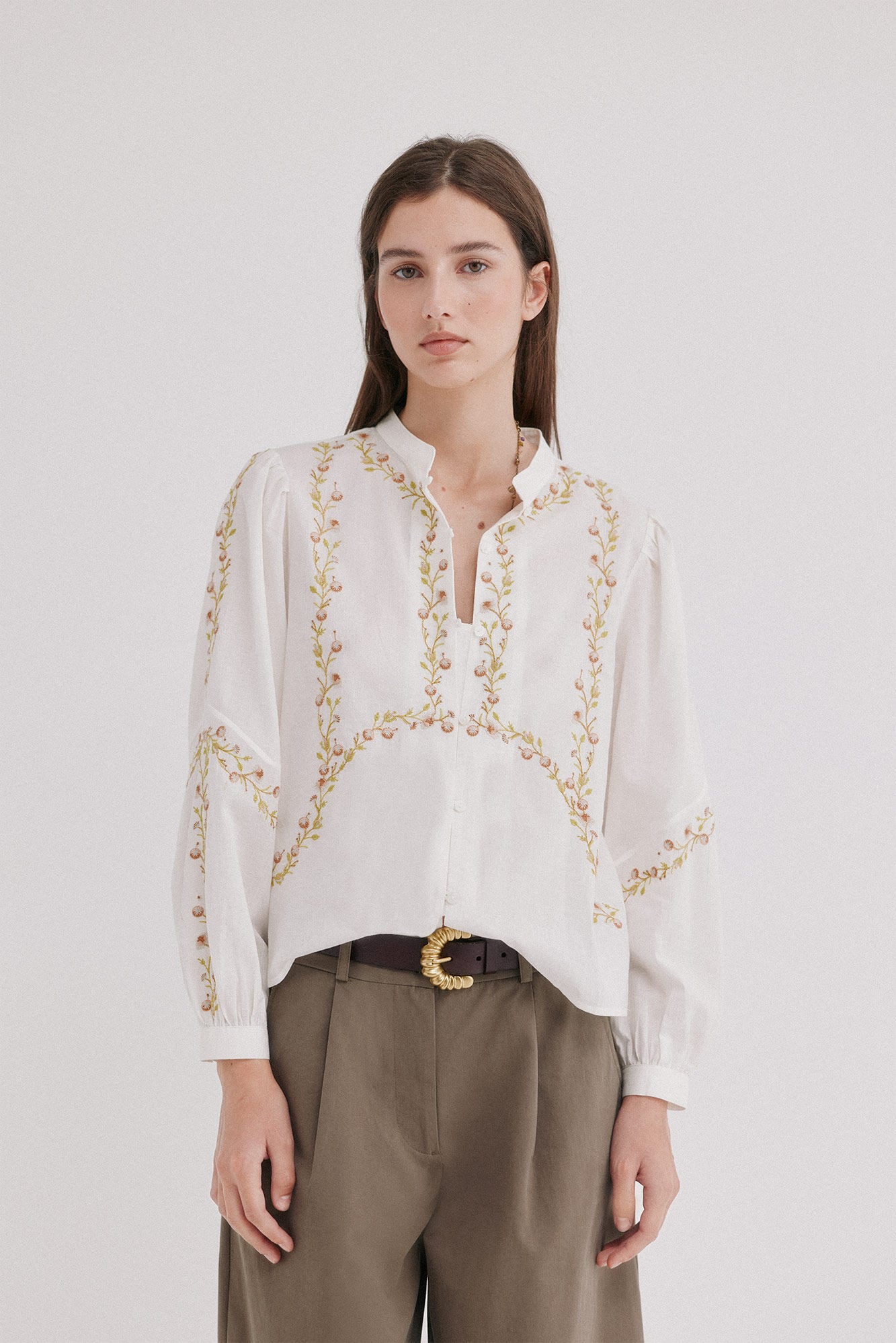 Hoss Intropia Cintya. Camisa bordada