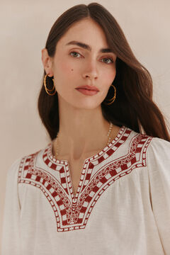 Hoss Intropia Fabiana. Camiseta bordado em contraste. Ecru