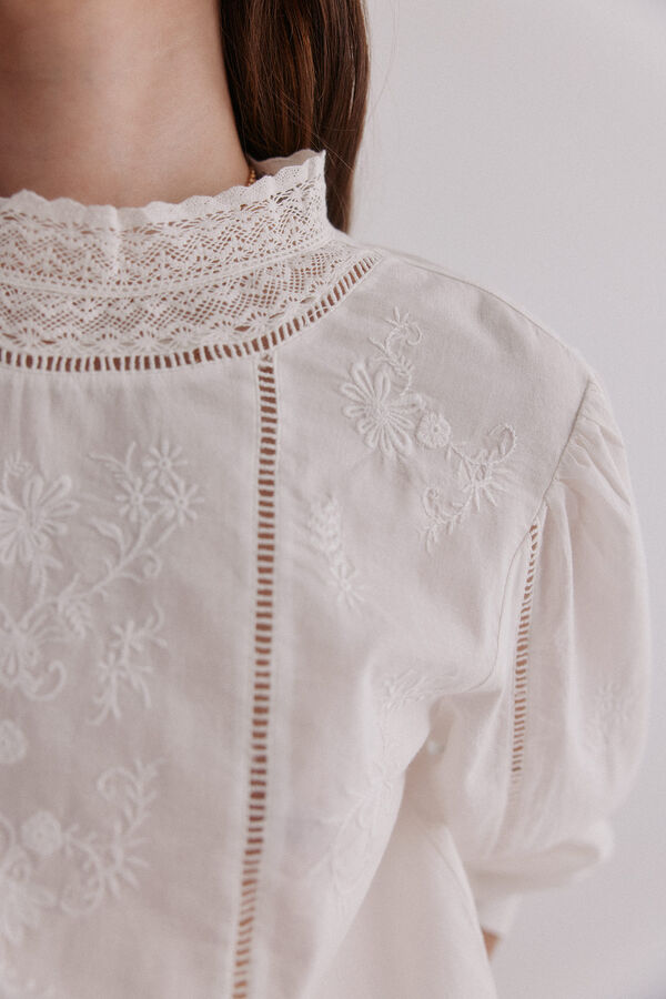 Hoss Intropia Cassia. Blusa romântica Ecru