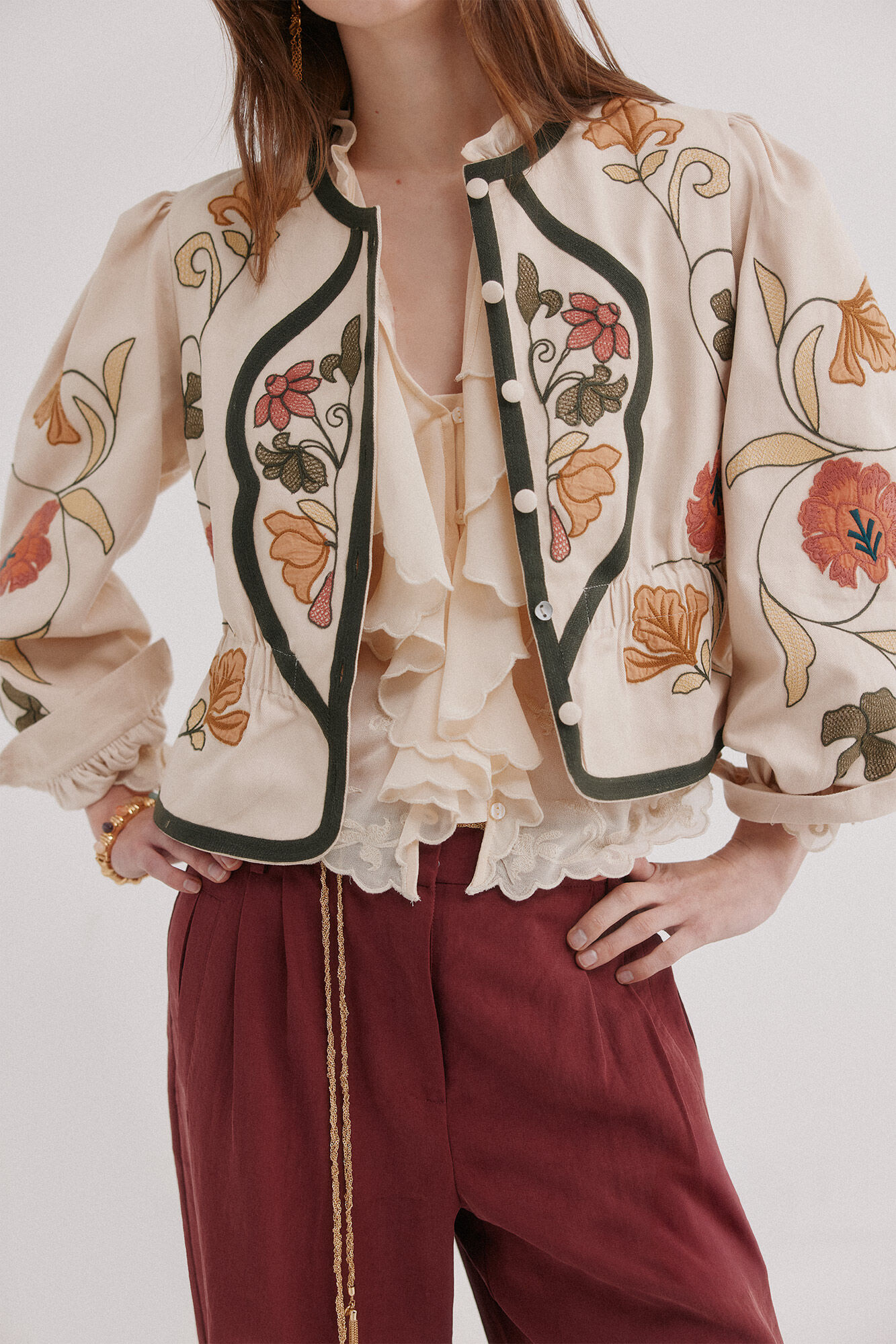 Hoss Intropia Eilana. Chaqueta detalles bordados