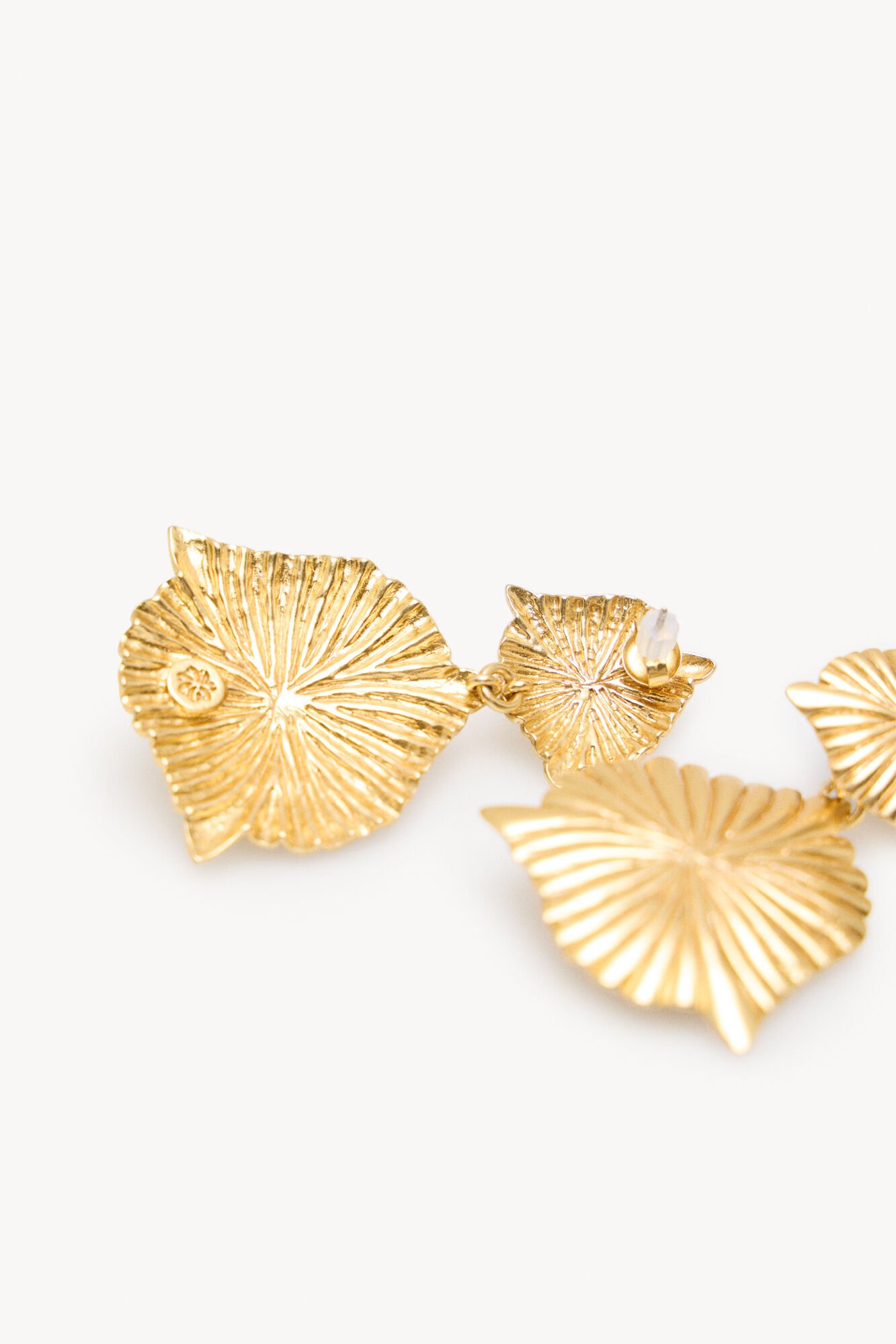 Hoss Intropia Lina. Brincos de p&eacute;talas