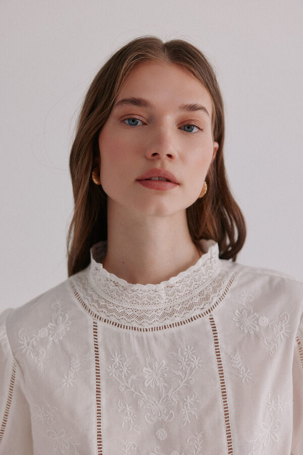 Hoss Intropia Cassia. Blusa romântica Ecru