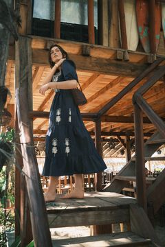 Hoss Intropia Amelia. Vestido bordado. Azul