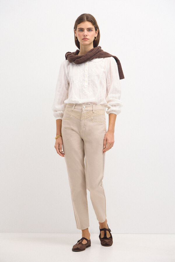 Hoss Intropia Ofelia. Mom jeans com bordado Ecru