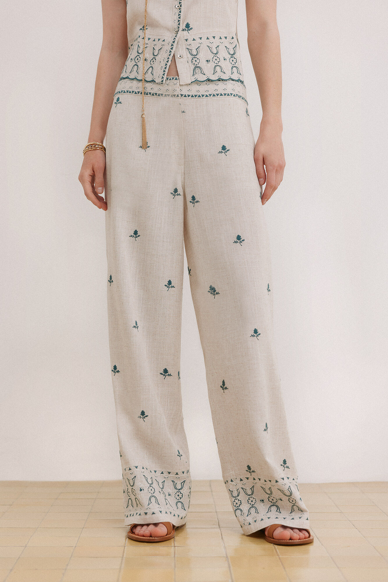 Hoss Intropia Prime. Pantal&oacute;n bordado