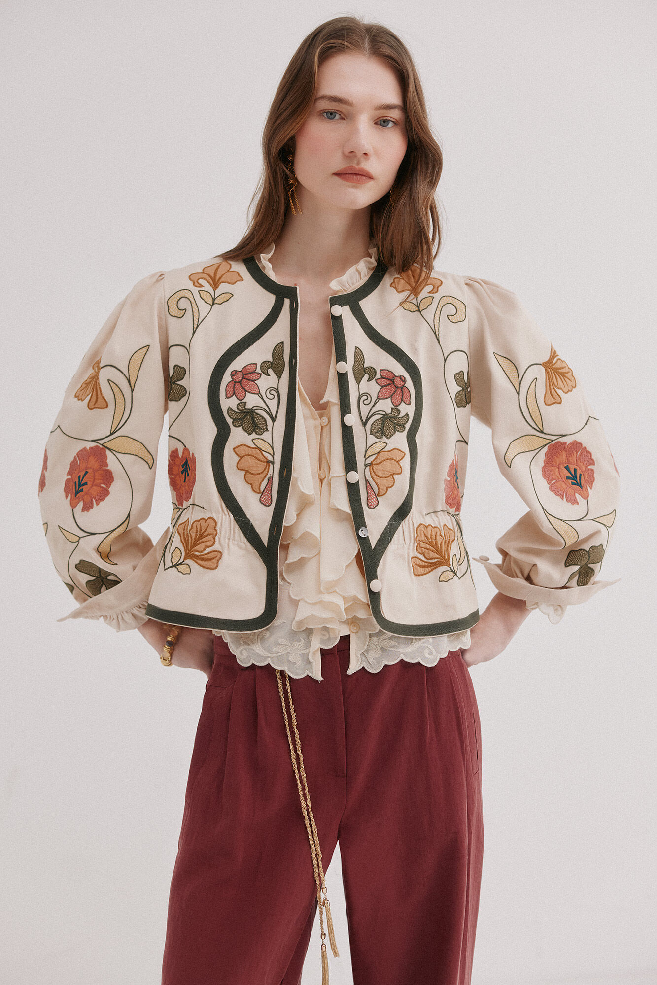 Hoss Intropia Eilana. Chaqueta detalles bordados