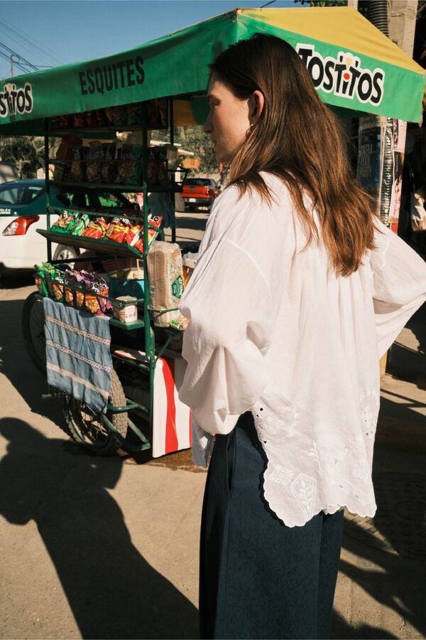 Hoss Intropia Casandra. Blusa bordado. Branco