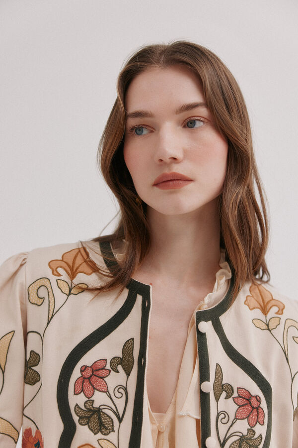 Hoss Intropia Eilana. Chaqueta detalles bordados Marfil