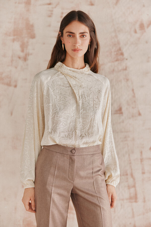 Hoss Intropia Fortia. Blusa com nó. Beige