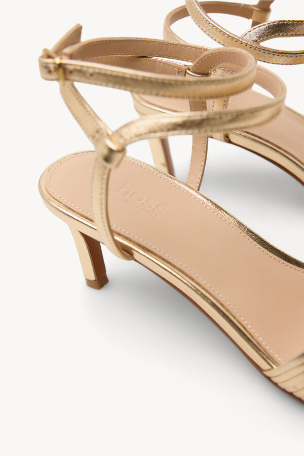 Hoss Intropia Maider. Sand&aacute;lias salto m&eacute;dio em pele Dourado