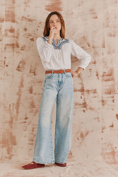 Hoss Intropia Fabiana. Camiseta bordado em contraste. Azul