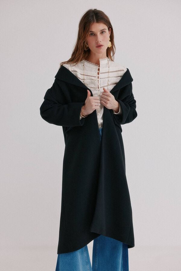 Hoss Intropia Florence. Sobretudo com gola de aba Preto