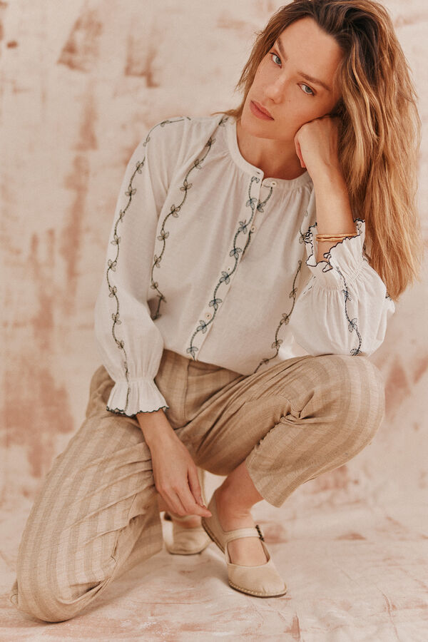 Hoss Intropia Carmen. Blusa bordada. Marfil