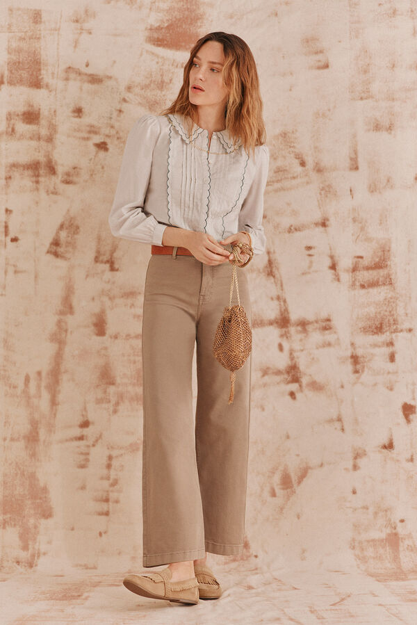 Hoss Intropia Cora. Camisa com gola recortada. Ecru