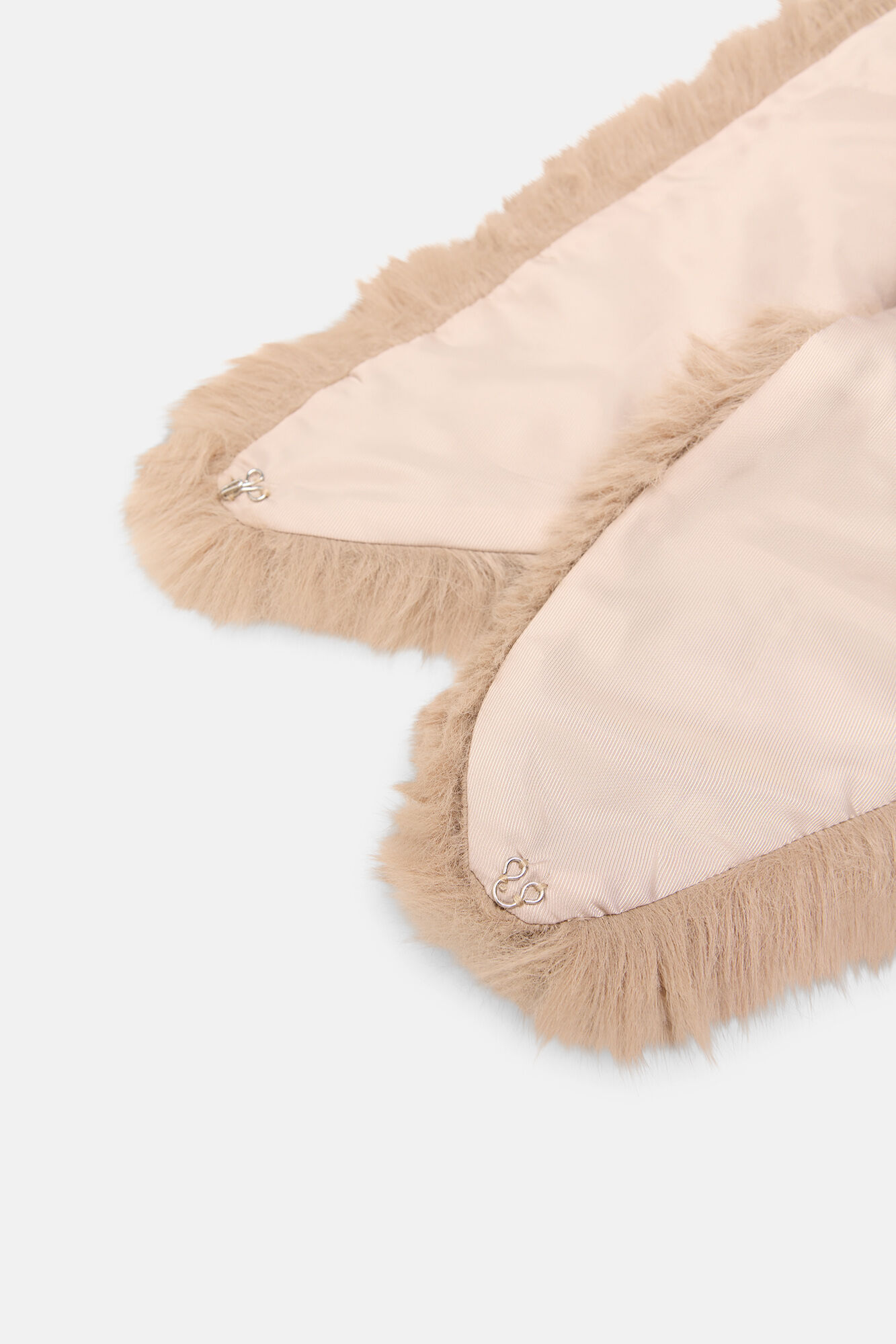 Hoss Intropia Loreto. Cuello efecto pelo