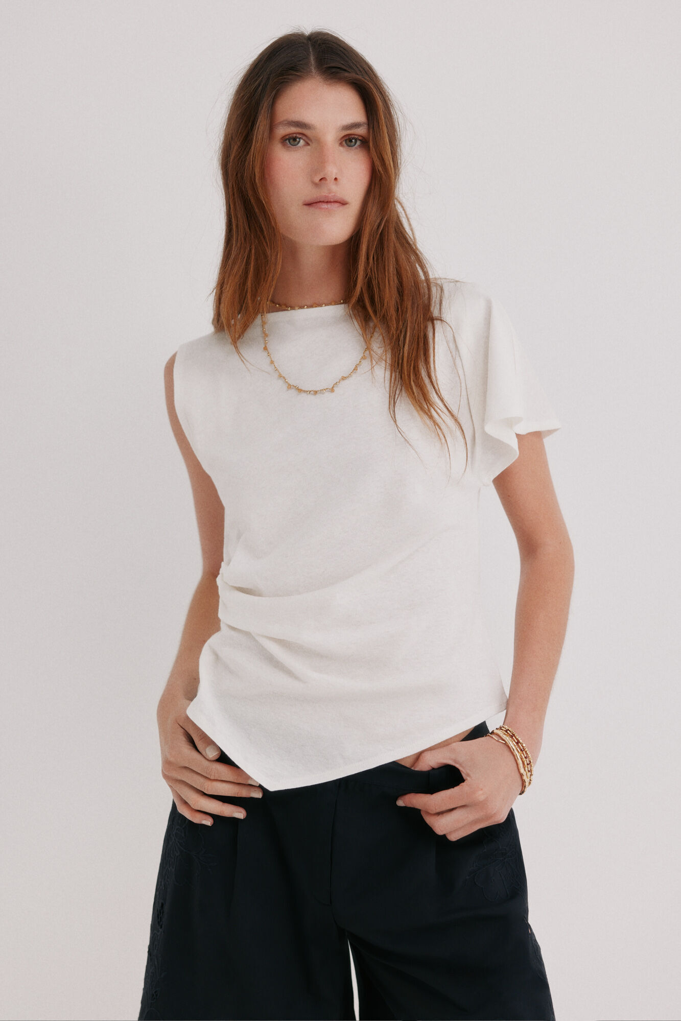 Hoss Intropia Melania. Camiseta asim&eacute;trica