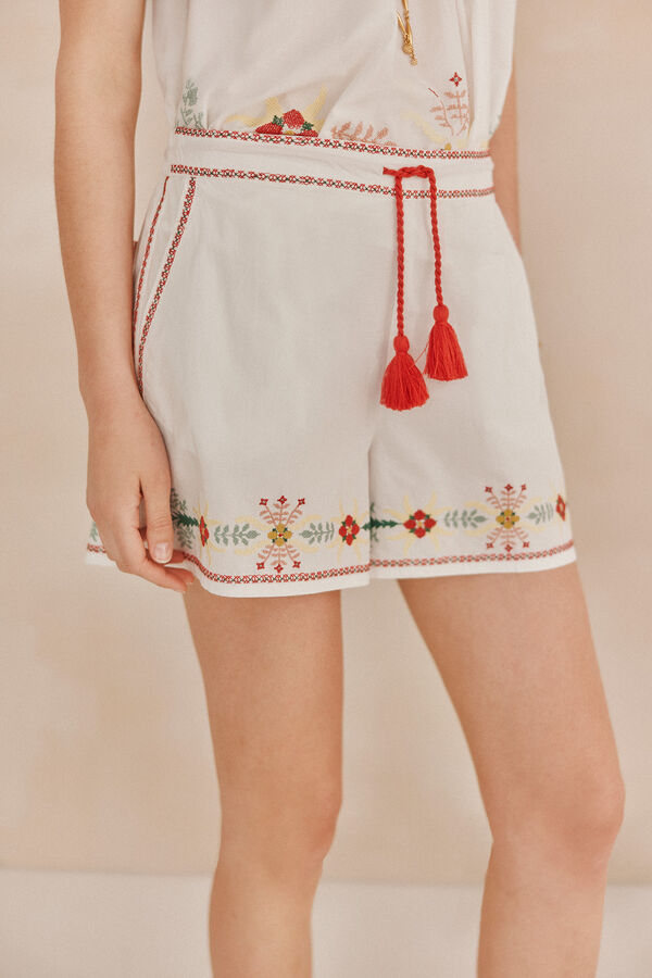 Hoss Intropia Pura. Shorts bordados Marfil