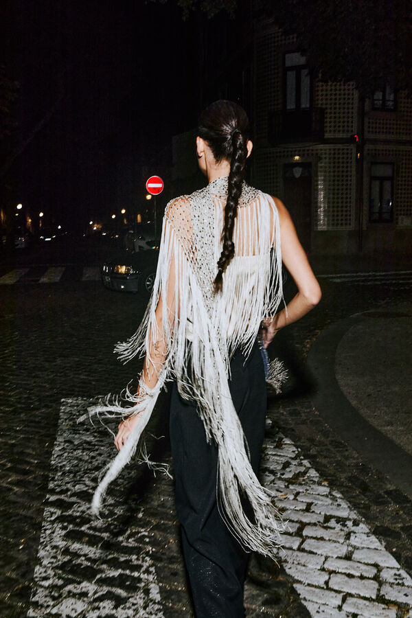 Hoss Intropia Malia. Xale bordado com miçangas Dourado