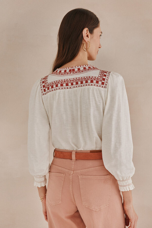 Hoss Intropia Fabiana. Camiseta bordado em contraste. Ecru