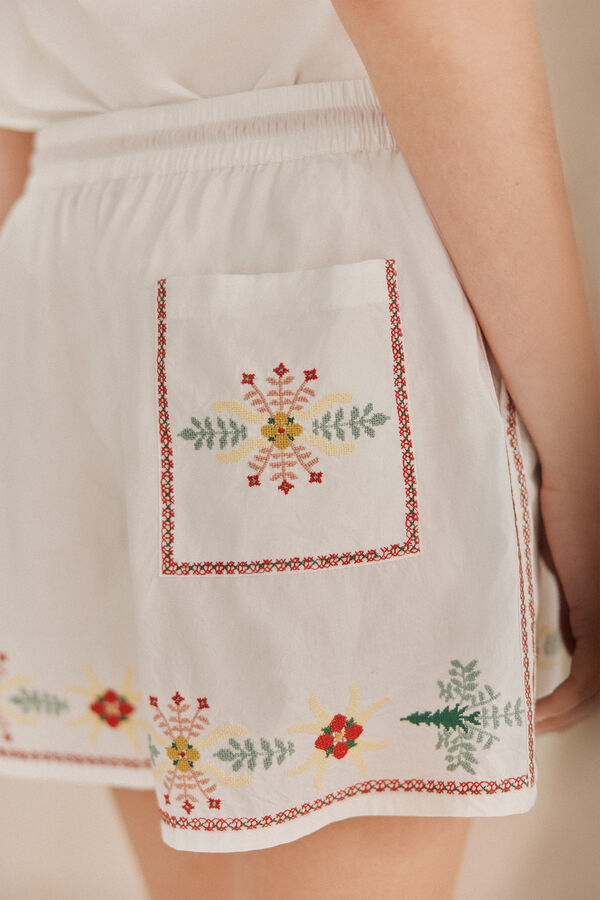 Hoss Intropia Pura. Shorts bordados Marfil